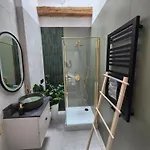 شقة Between The Roofs Of Jezyce *